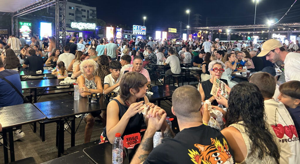 Smash burger frenzy brings thousands to Mijas

