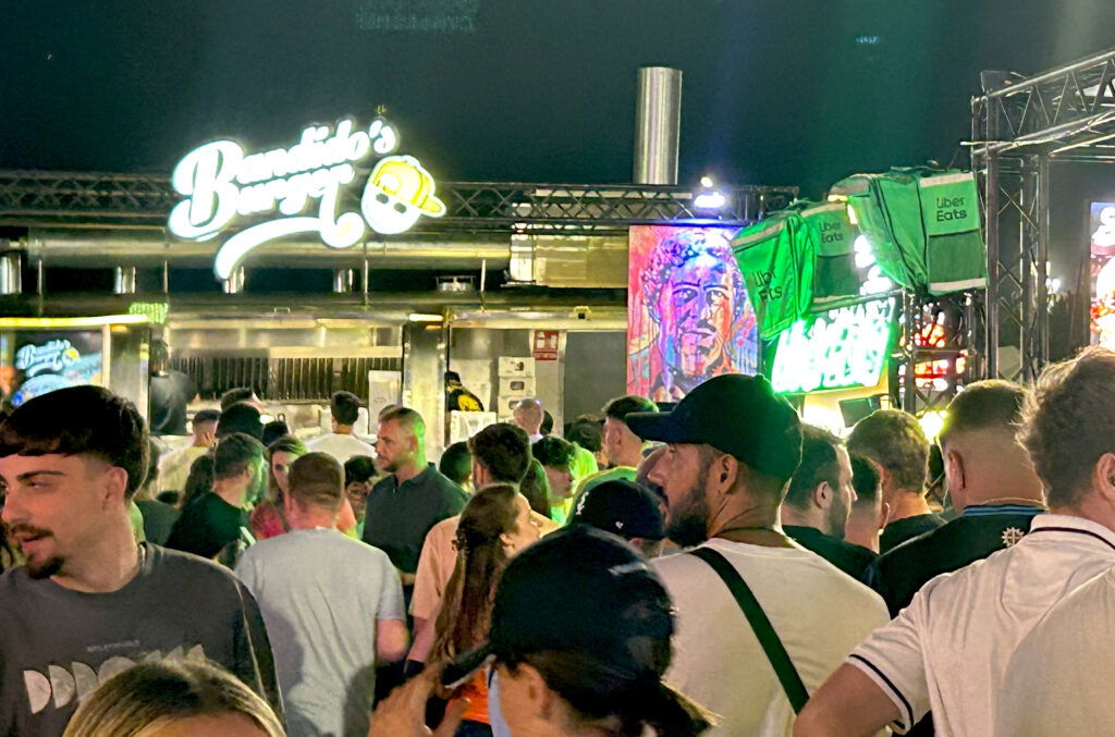 Smash burger frenzy brings thousands to Mijas
