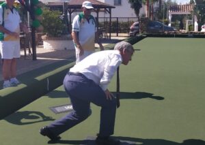 Mayor of Estepona learns bowls
