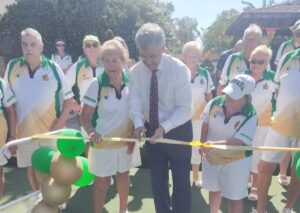 Mayor of Estepona learns bowls
