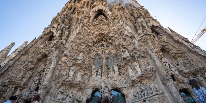Barcelona’s Sagrada Familia’s new cross « Euro Weekly News
