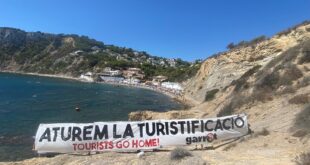 Anti-tourism’ movement arrives to Spain’s Costa Blanca: ‘Tourists go home’ banner is seen for the first time in resort popular with Brits