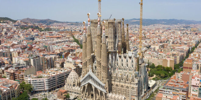 Airbnb owners in Barcelona demand €1billion compensation as city prepares to ban ALL tourist flats by 2028 - CSN