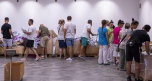 The Malaga store where shoppers buy packages 'blind' and by weight... from well-known web retailers including Amazon and Shein