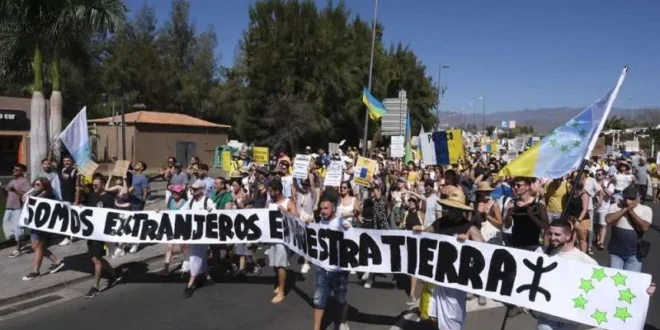 20-O demonstrations in Gran Canaria: Tourists film march and blow kisses