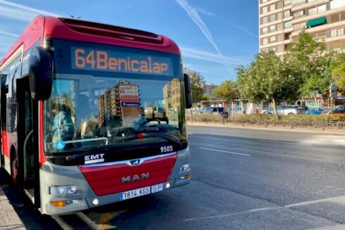 Shocked bus passengers and driver stop woman being assaulted by her partner in Valencia - CSN News