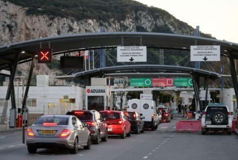 Spain’s ‘rogue border officer’ starts stamping Gibraltar passports again: Friday afternoon timing spares Spanish workers crossing the frontier  - CSN News