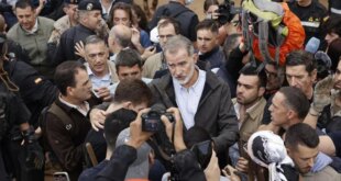 Video | Angry residents of flood-hit town in Valencia pelt Spanish royals and prime minister with mud and insults - CSN News