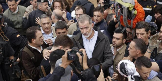 Video | Angry residents of flood-hit town in Valencia pelt Spanish royals and prime minister with mud and insults - CSN News