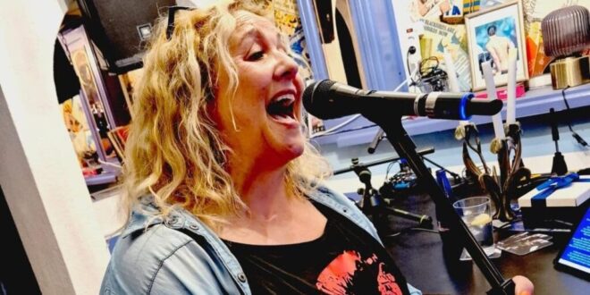 Moving voice of Esther Bakker, Billie’s Piano Bar and Speakeasy - Costa News Spain