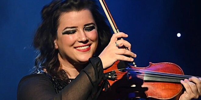 Crissie Ryan plays Fiddlers Green - Costa News Spain