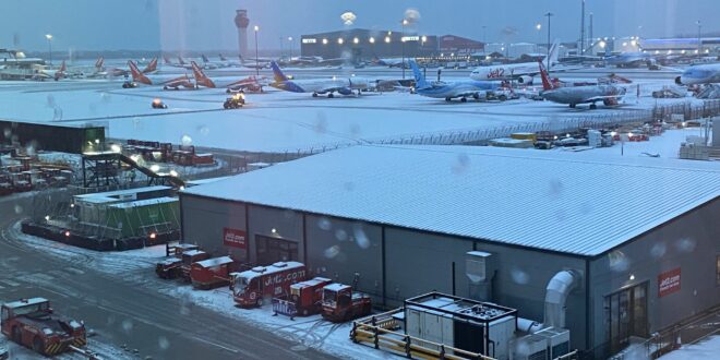 Brit travel chaos as snow forces closure of major airports: Flights to Spain among the delayed - CSN