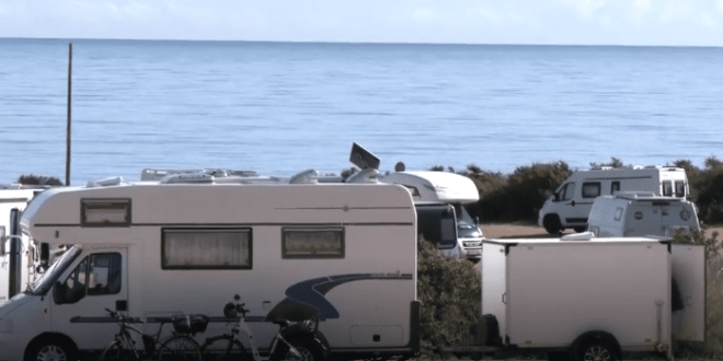 Brit and German campervan tourists infuriate Alicante locals by parking next to beach illegally - CSN