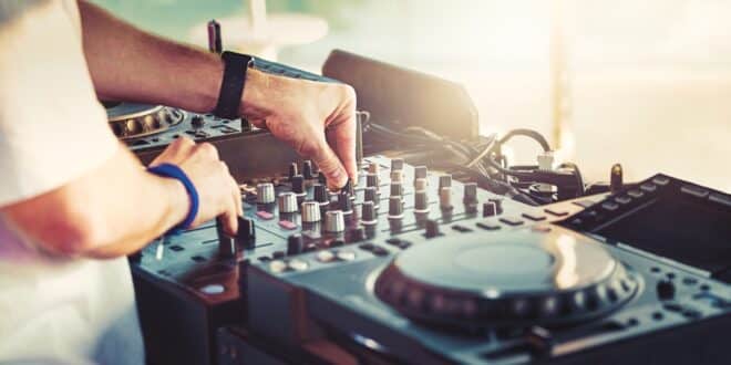 Daytime clubbing is back: Party hard, be in bed by 11 - Costa News Spain