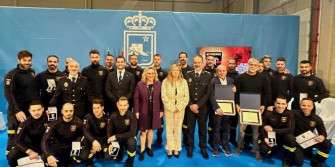 Fuengirola firefighters honoured for heroic Valencia DANA mission - Costa News Spain