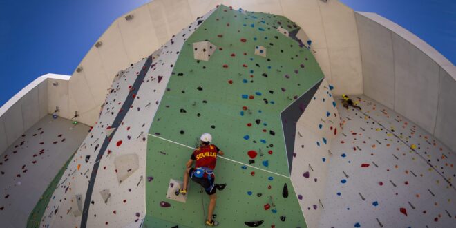 THINGS TO DO ON THE COSTA DEL SOL: Climbers head to Estepona’s Rocodromo climbing wall - CSN News