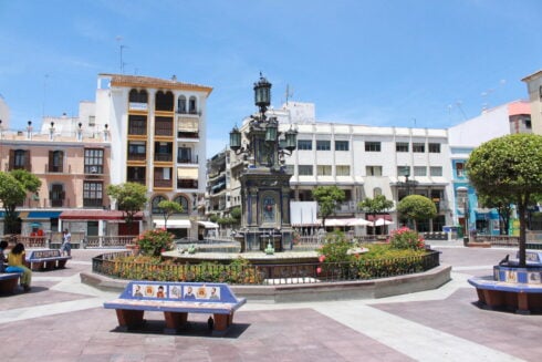 Dutch tourist is attacked and robbed by a man and two women while cleaning his car in southern Spain