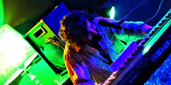 Slick keyboards sounds of Julián Maeso at Louie Louie