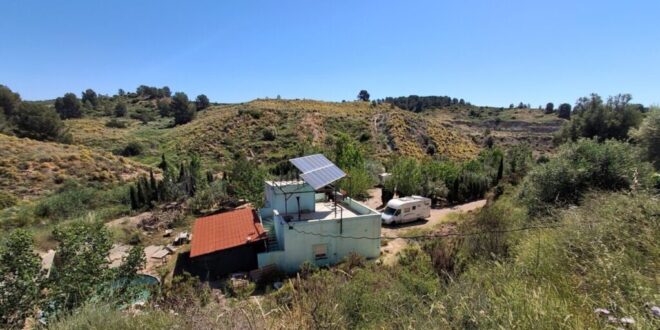 Rustic paradise with solar power, olive trees and guest facilities – €130,000