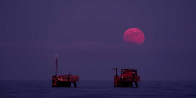 Strawberry Moon lights up Costa skies