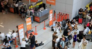 Easyjet staff at UK airports get bonus for spotting oversized luggage