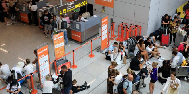 Easyjet staff at UK airports get bonus for spotting oversized luggage