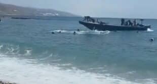 Tourists tackle migrants landing on Spanish beach