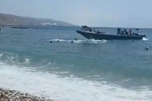 Tourists tackle migrants landing on Spanish beach