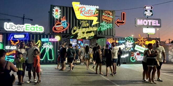 Smash burger frenzy brings thousands to Mijas