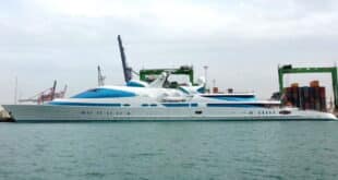 Jaws awed in Malaga Port as the “Yas” superyacht pulls up