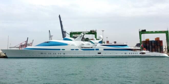 Jaws awed in Malaga Port as the “Yas” superyacht pulls up
