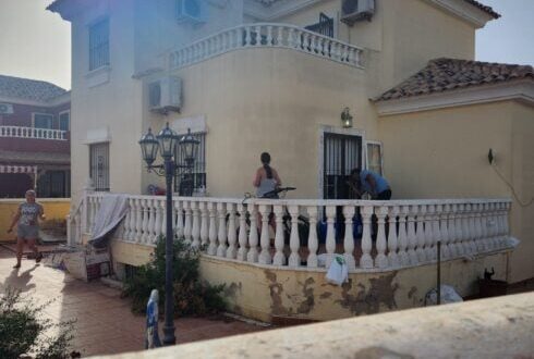 EXCLUSIVE: Costa Blanca community ‘living in fear’ after squatter gang – including two pregnant women – move in and threaten to kill their pets