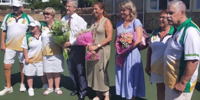 Mayor of Estepona learns bowls