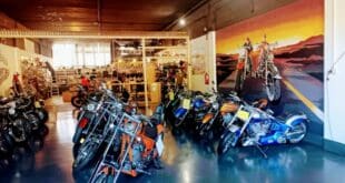 A bar in a Harley Davidson workshop? It exists – and with live music every weekend!