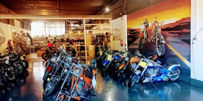 A bar in a Harley Davidson workshop? It exists – and with live music every weekend!