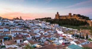 Squatters spark outrage by calling police on three burglars trying to break into ‘their’ home in Malaga town