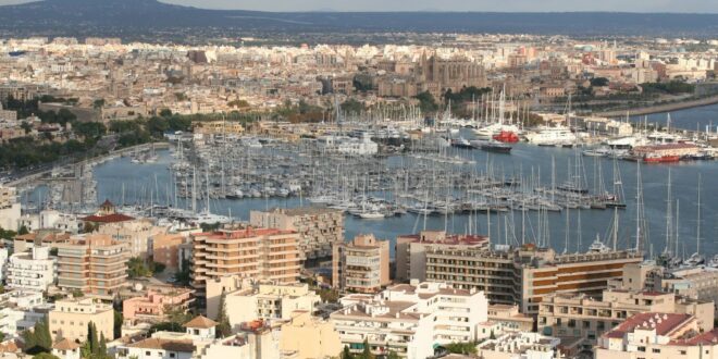 Mallorca cracks down on youth hostels and party boats