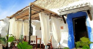 The stunning cave houses in Granada that look like they're straight out of Santorini