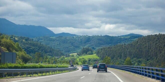 Drivers in Spain warned: That lane-hopping habit may cost you €500