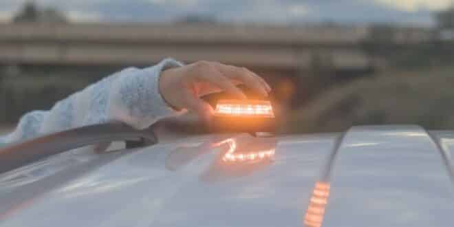 The DGT shows drivers how to use the new V16 Emergency Beacon – and it could save your life