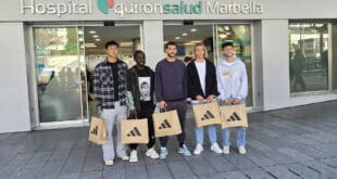 Marbella footballers bring holiday smiles to children’s hospital