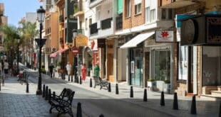 “Shop local”, says Fuengirola resident watching decline of local business