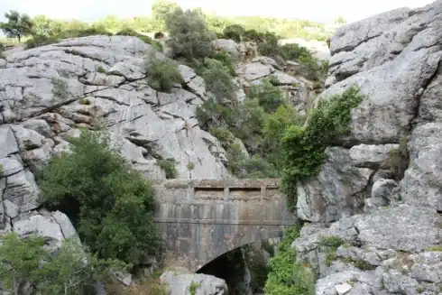 Tragedy as blind man falls 60m to his death from footbridge on well-known hiking trail in Malaga’s Gaucin – friends ‘unable to grab him in time’