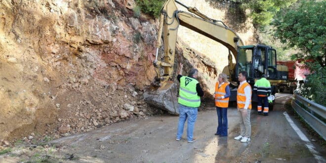 Avalanche clearance in Calle Chorreadero, Marbella ongoing – road impassable for one month