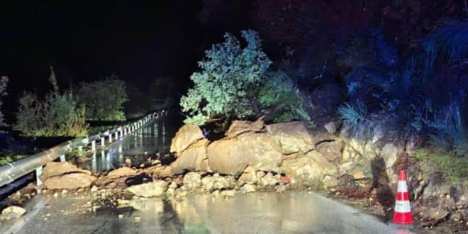 Landslide brings Ojen-Marbella road to a halt as weather chaos continues