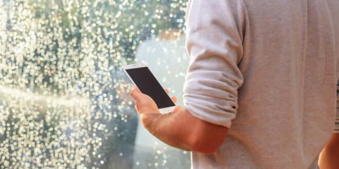 Storm Oriana hits Spain: How to keep your phone alive if the power goes