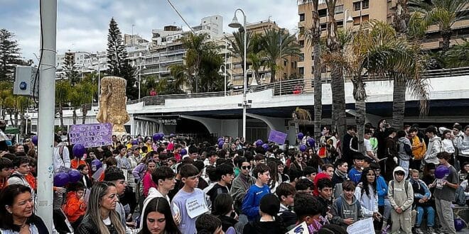 Hundreds of pupils march for equality on Granada's Costa Tropical