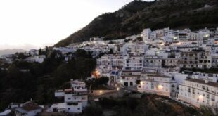 Hooded narco suspect points loaded gun at police officer during tense standoff in Mijas