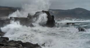 6-metre waves hit northern coasts as high risk flagged for Canary Island beaches this Saturday