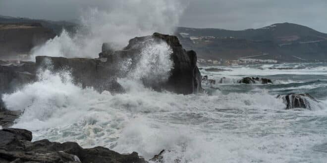 6-metre waves hit northern coasts as high risk flagged for Canary Island beaches this Saturday